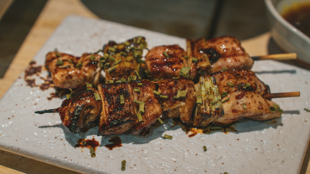 yakitori brochettes de poulet grillé